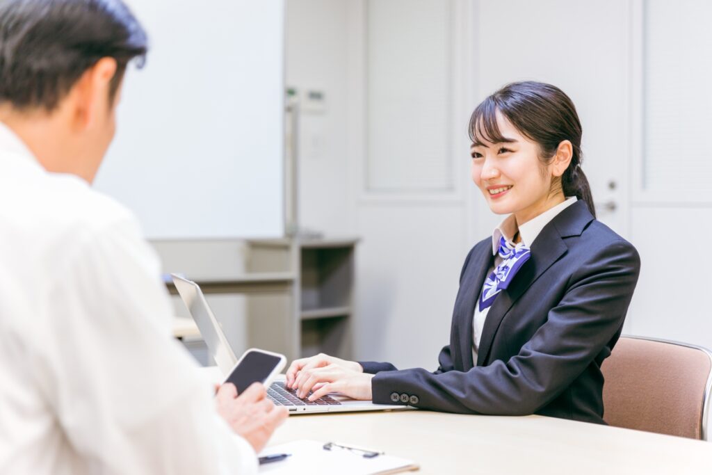 スマホの説明をする女性