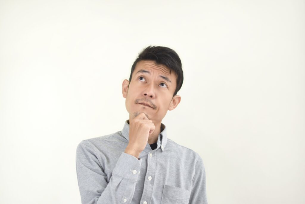 保険とみらいの無料相談について悩む女性